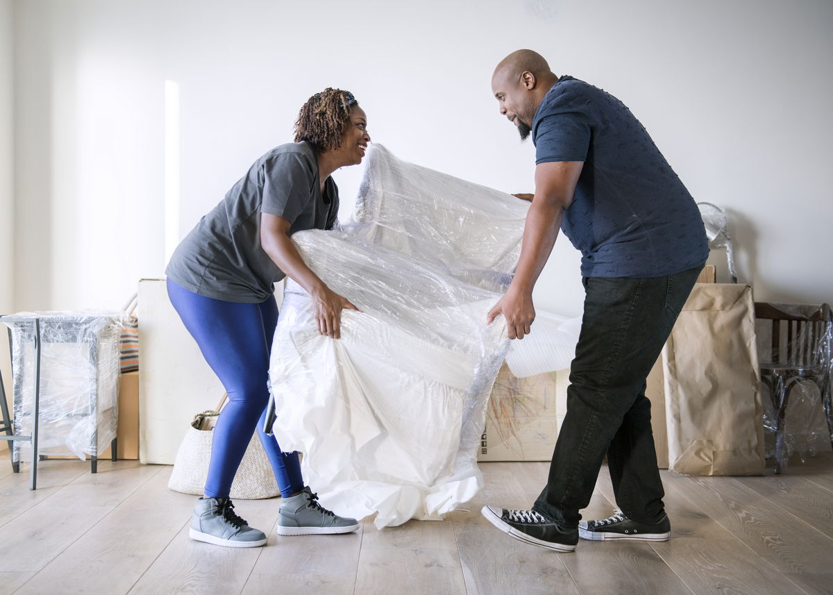 couple-moving-into-new-house
